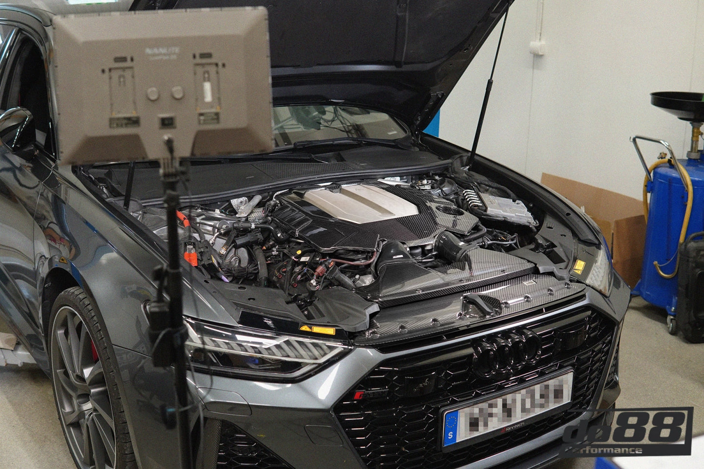 Карбонов капак двигател Audi RS6 RS7 C8